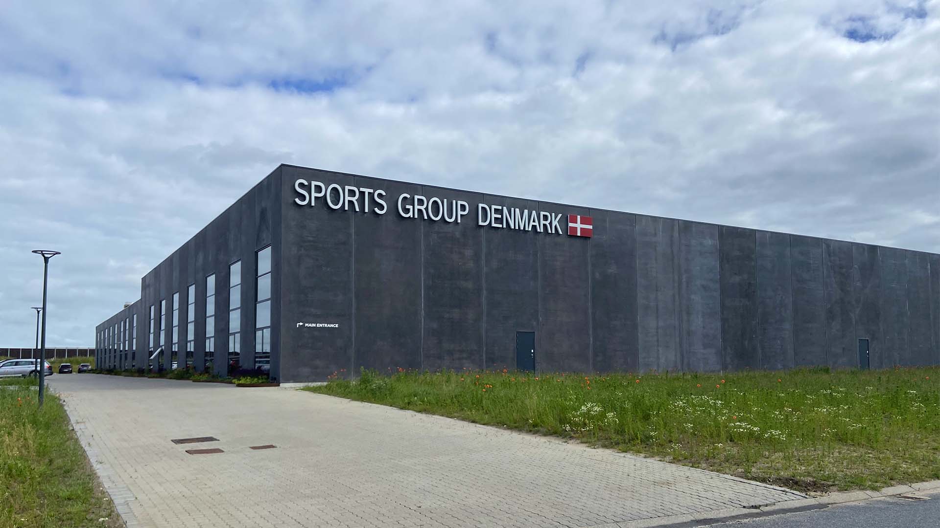 Sports Group Denmarks hovedkvarter i Funder, Danmark, set udefra.