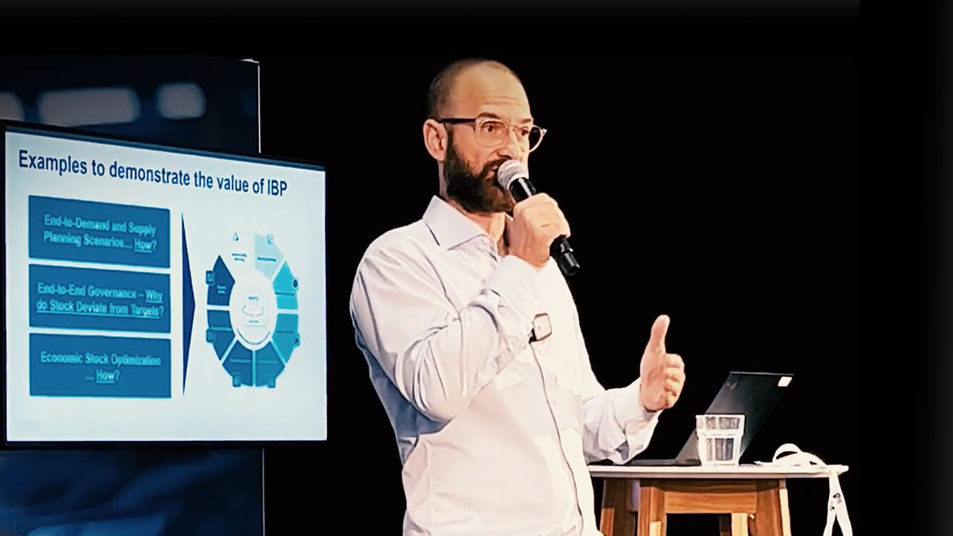 Stephan Skovlund holder et oplæg om IBP med præsentationsskærm bagved.