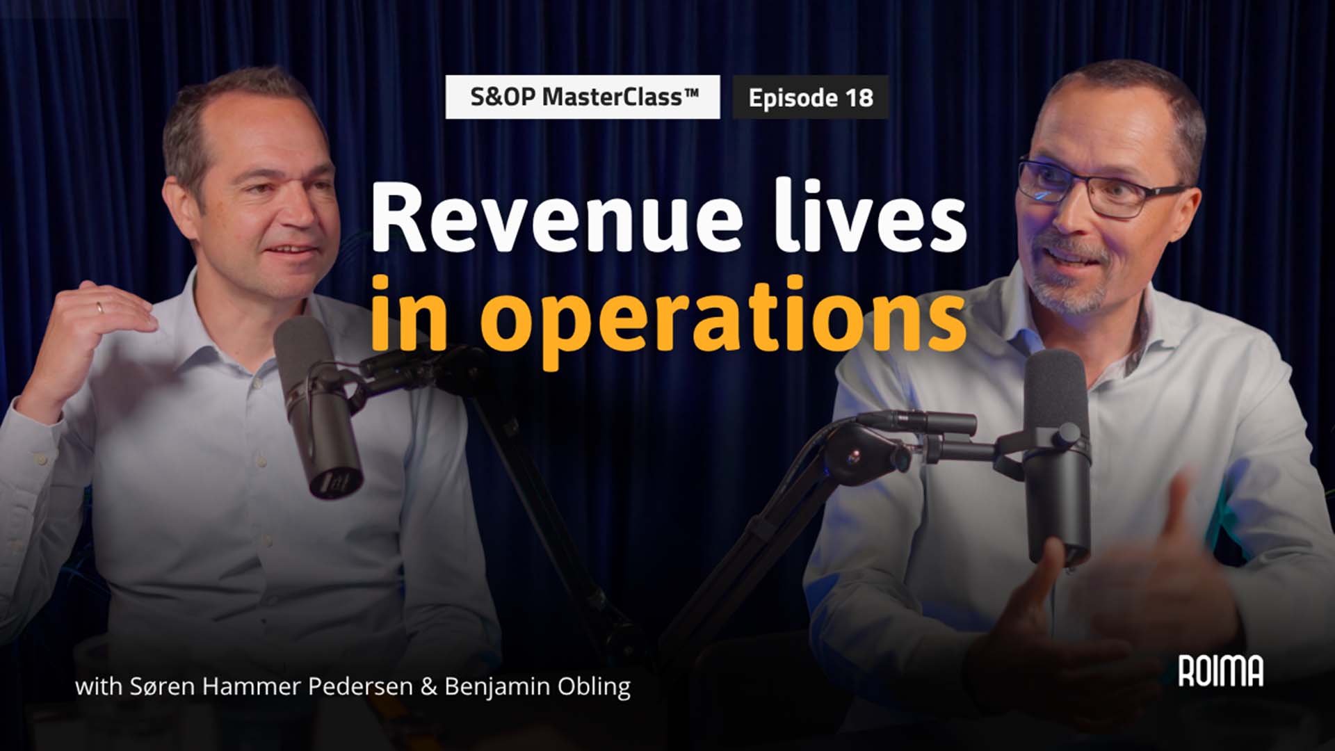 Podcastværter taler i mikrofoner under S&OP MasterClass afsnit 18, Roima.