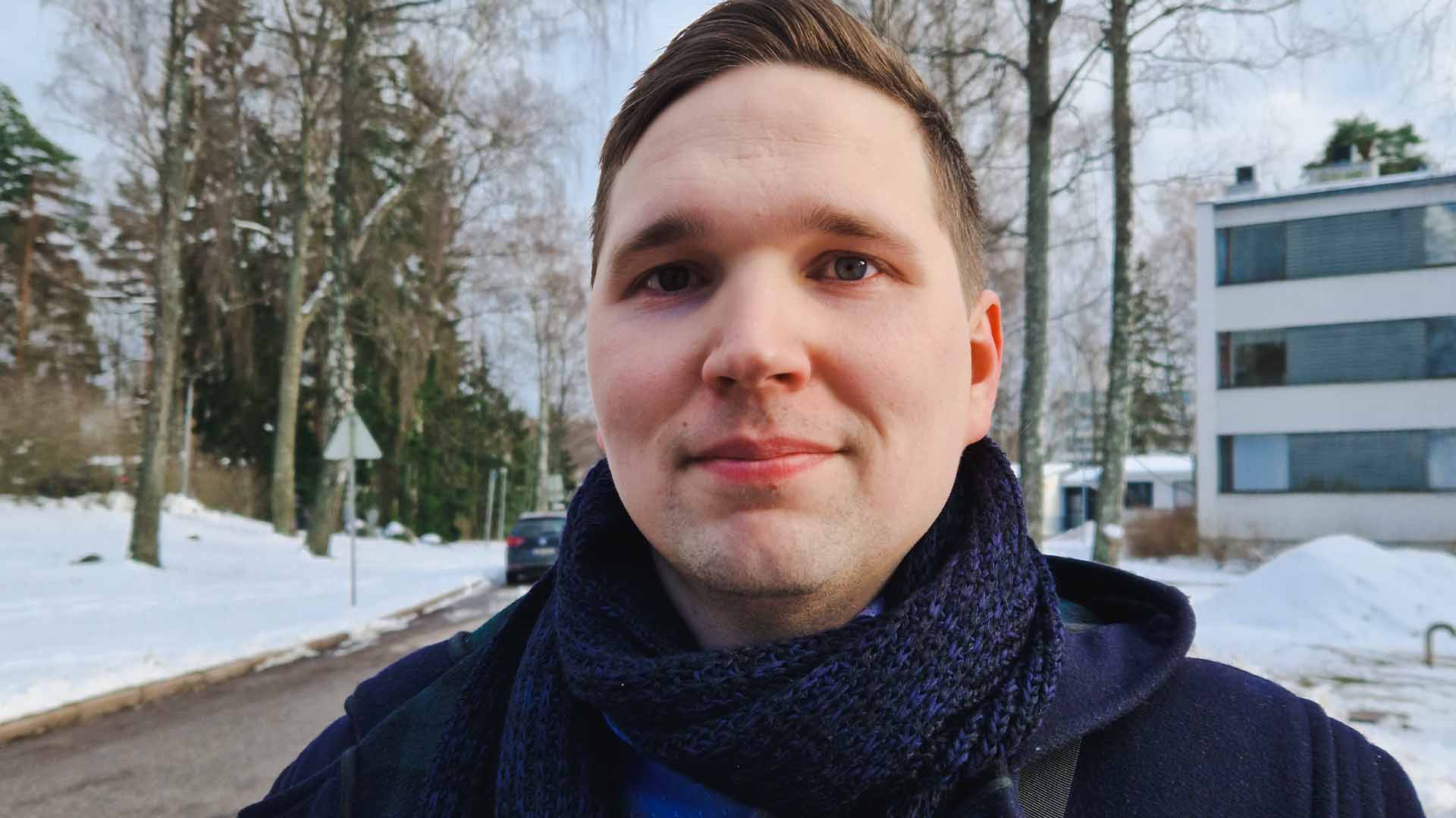 Lähikuva Simo Malisesta kameraan päin.