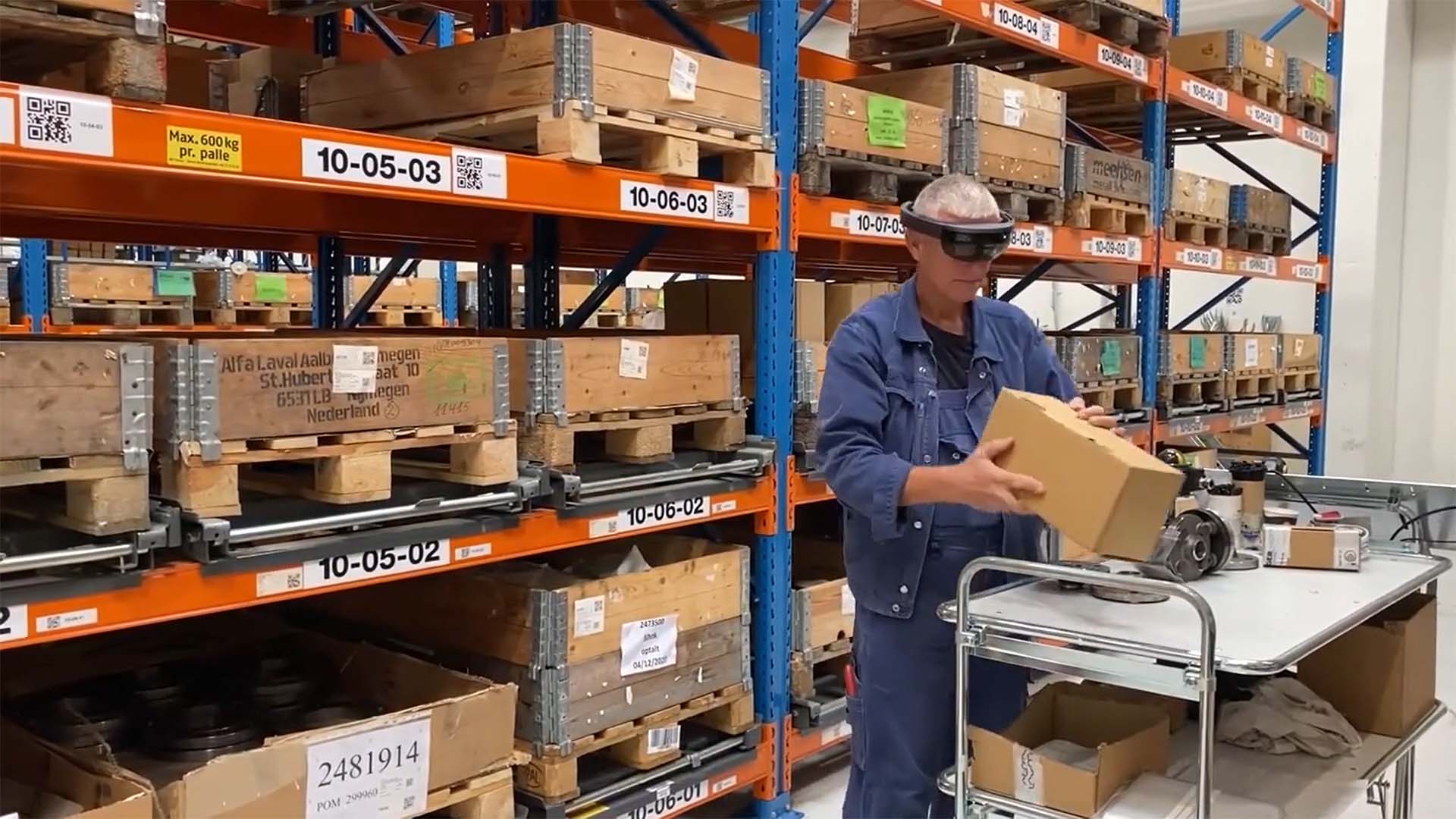 An employee at Alfa Laval tests LOGIA WMS with Mixed Reality glasses and is guided through picking jobs.