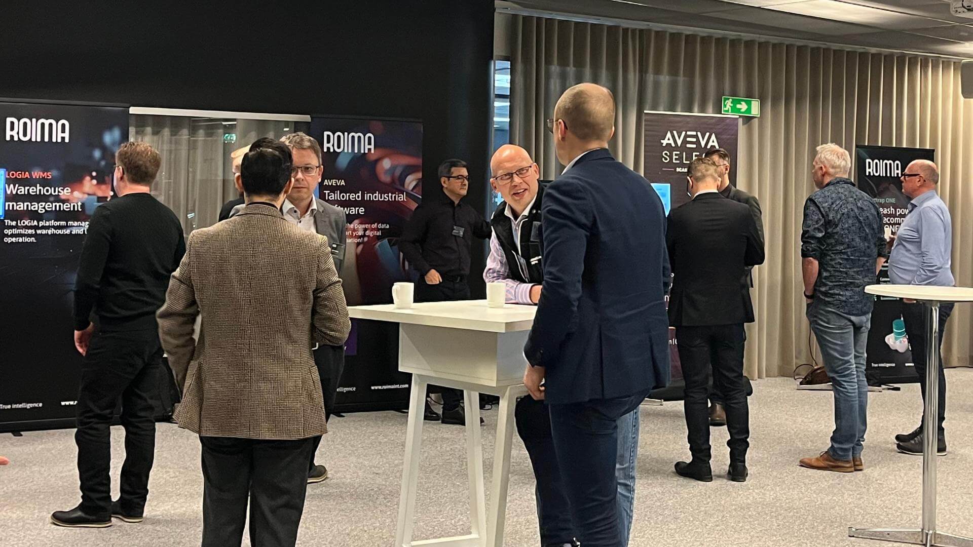 Liiketoiminnan ammattilaiset keskustelevat tapahtumassa.