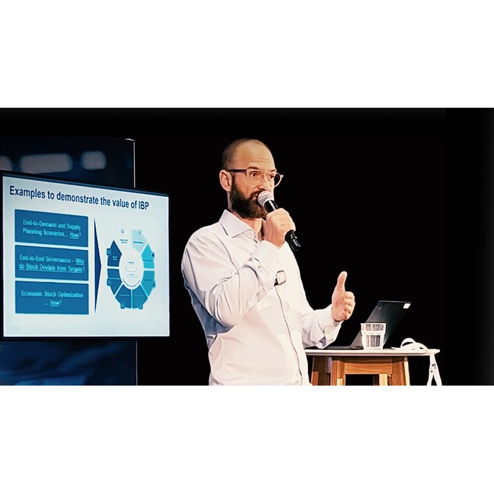 Stephan Skovlund pitää esityksen IBP:stä taustalla olevan näyttöruudun kanssa.