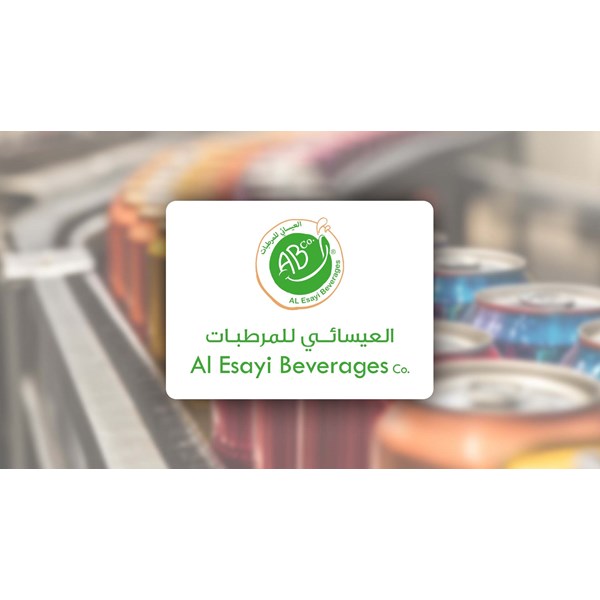 Al Esayi Beverages Co. -logo juomatuotantolinjan yllä.