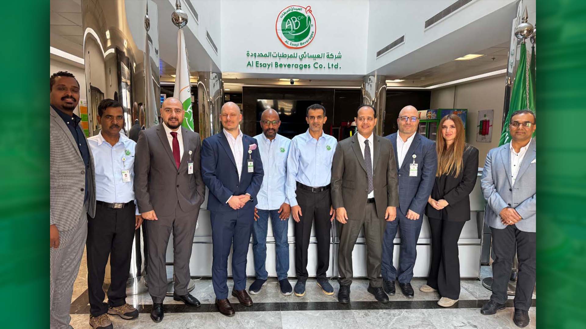 Tiimikuva Al Esayi Beverages Co. Ltd:n aulassa.
