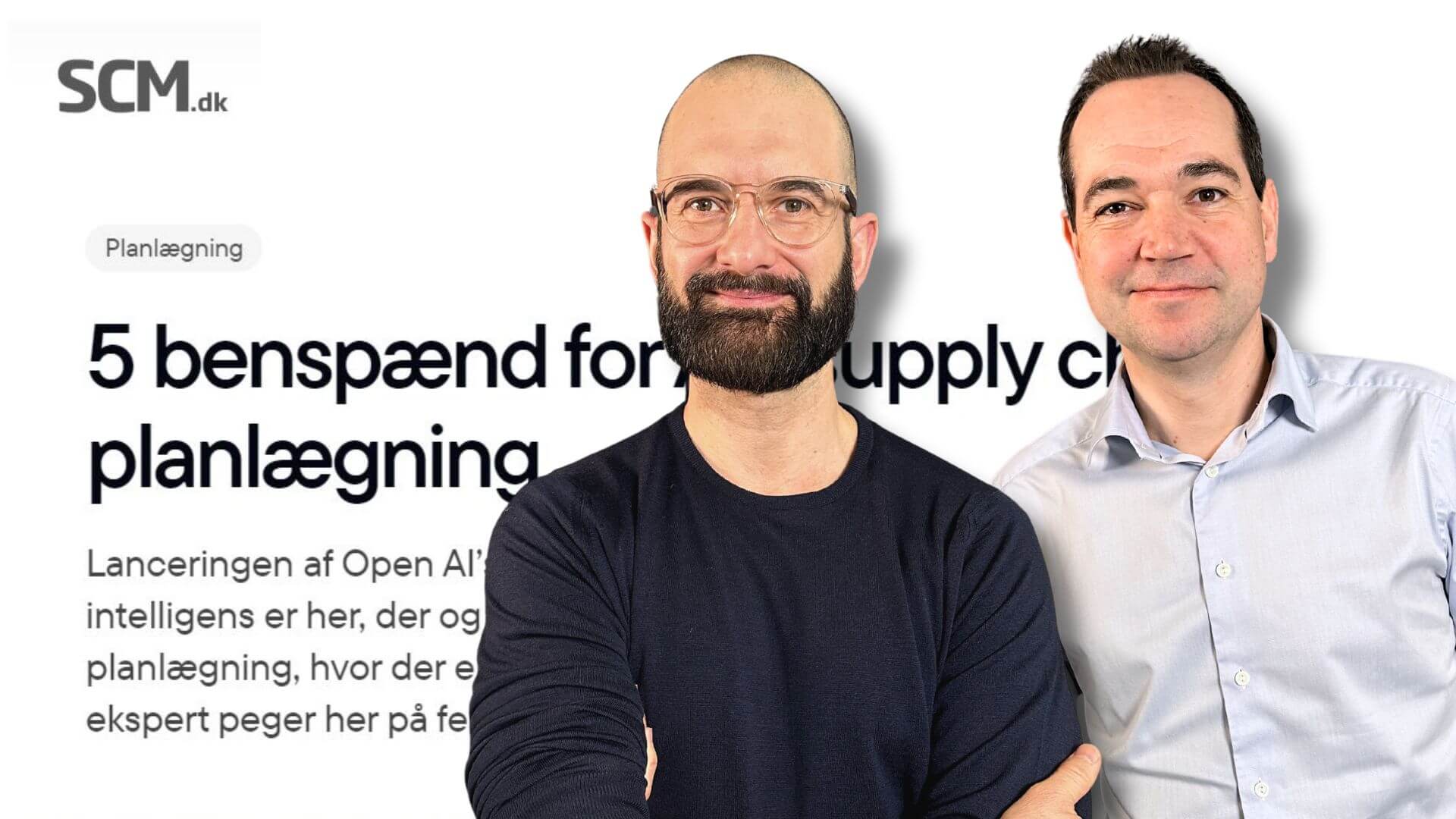 Stephan Skovlund och Søren Hammer Pedersen framför en bakgrund från en artikel på SCM.dk